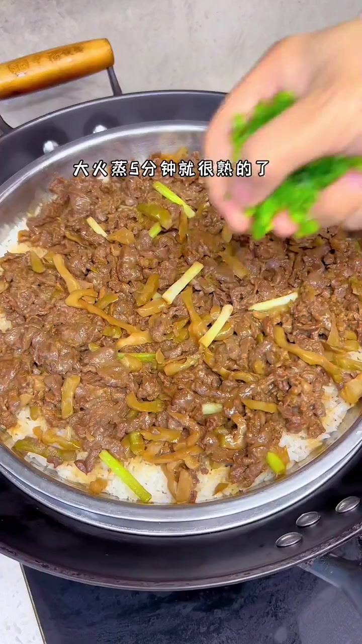 小学生午餐|榨菜牛肉蒸饭,裙带菜肉丸蛋汤;营养又美味