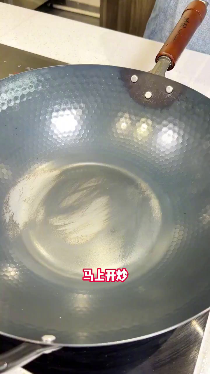 不加水炒出来的荠菜冬笋肉丝炒年糕