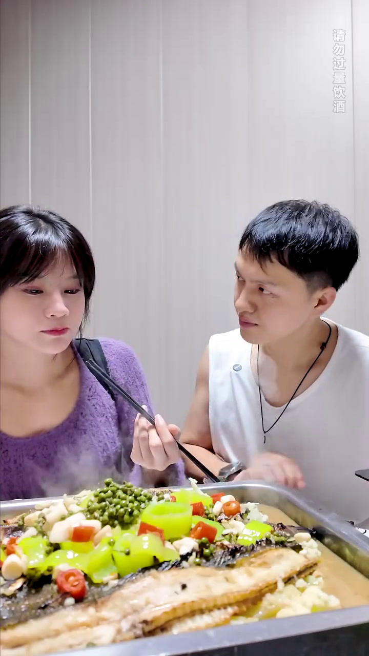 今日幸福一起吃了烤鱼美食Vlog日常情侣