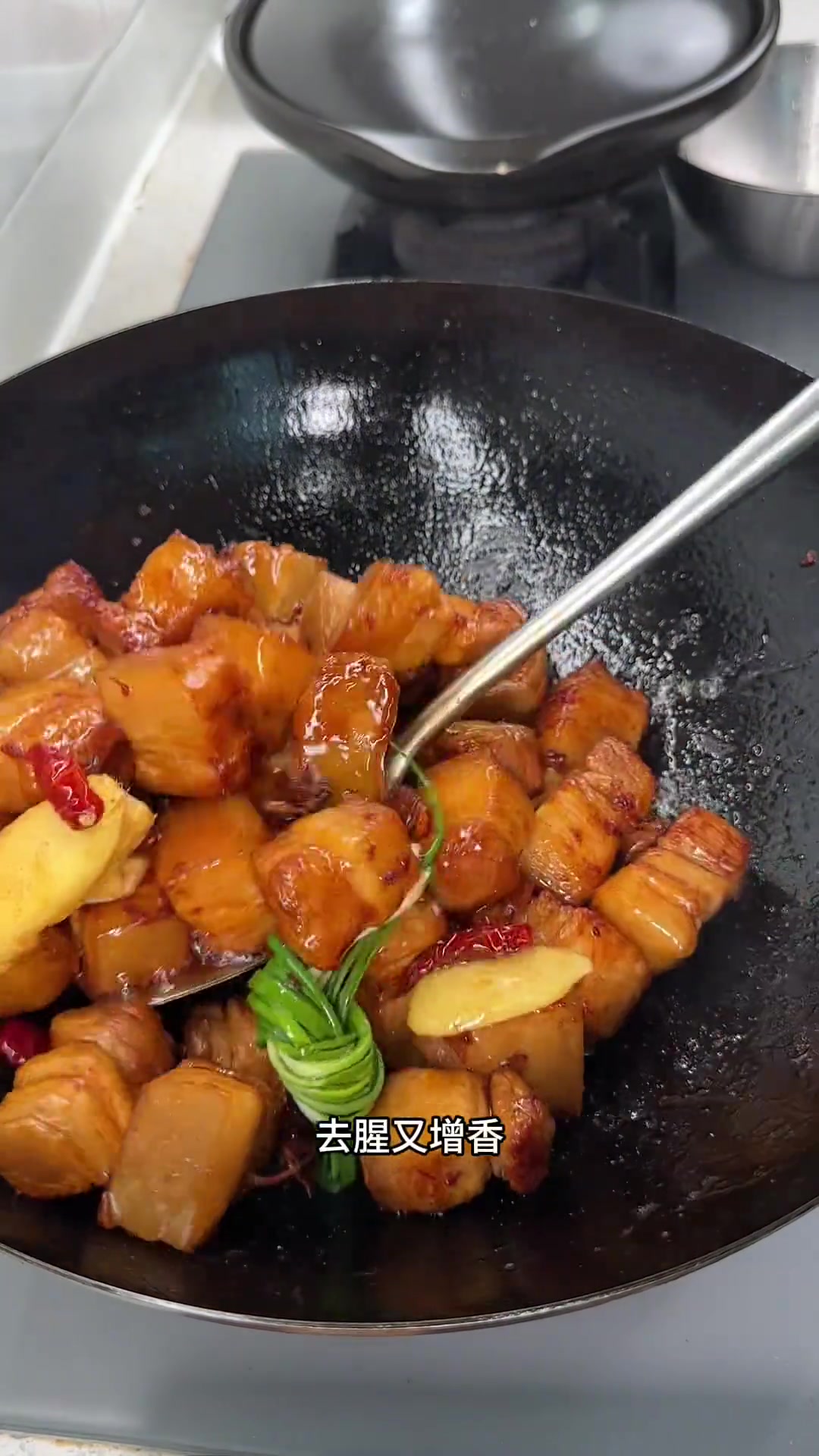 超级简单好做又好吃的五花肉烧鹌鹑蛋,看着就满满的食欲,软糯鲜香,酱香浓郁,入口即