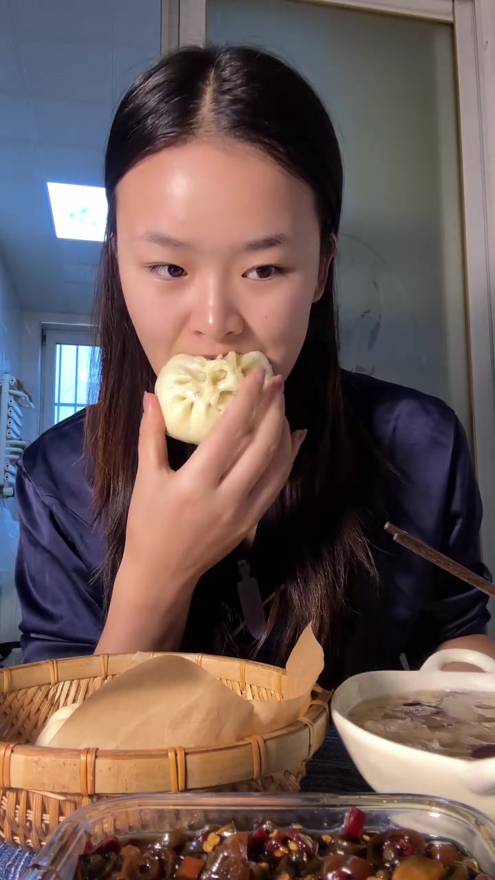 今天有点忙只能简单吃点了朋友们,高配版方便面