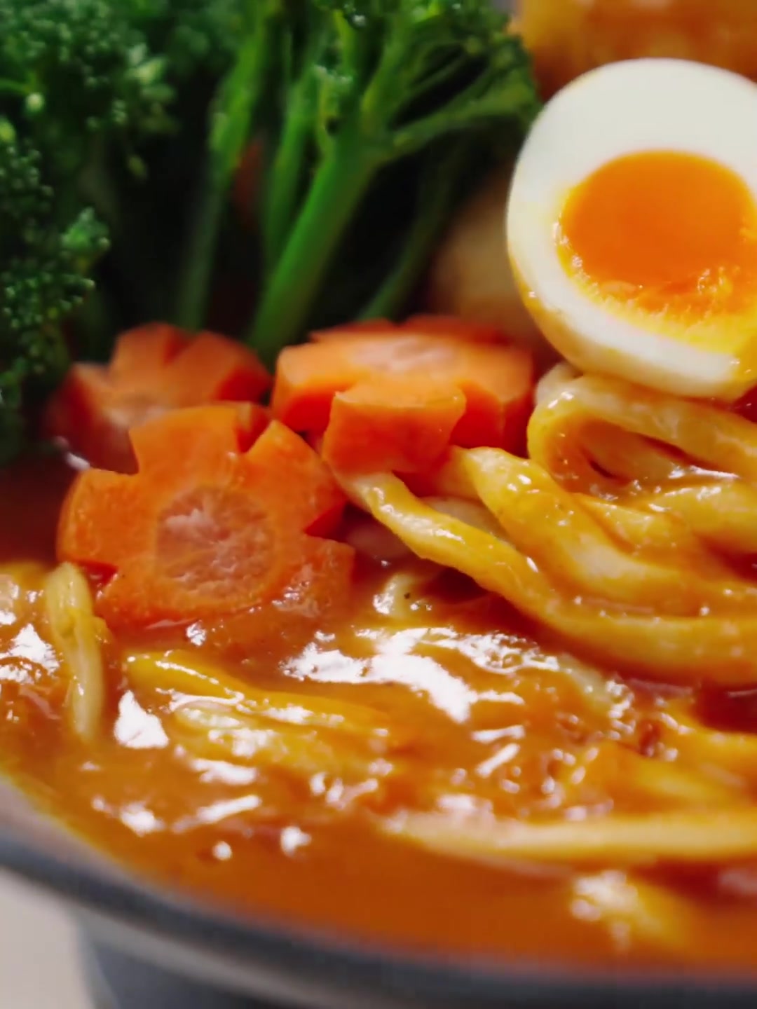 酱汁浓郁的番茄咖喱鱼丸乌冬面,终于知道麦兜为什么那么爱了!冬天就来一碗热乎乎的干净饮食 干