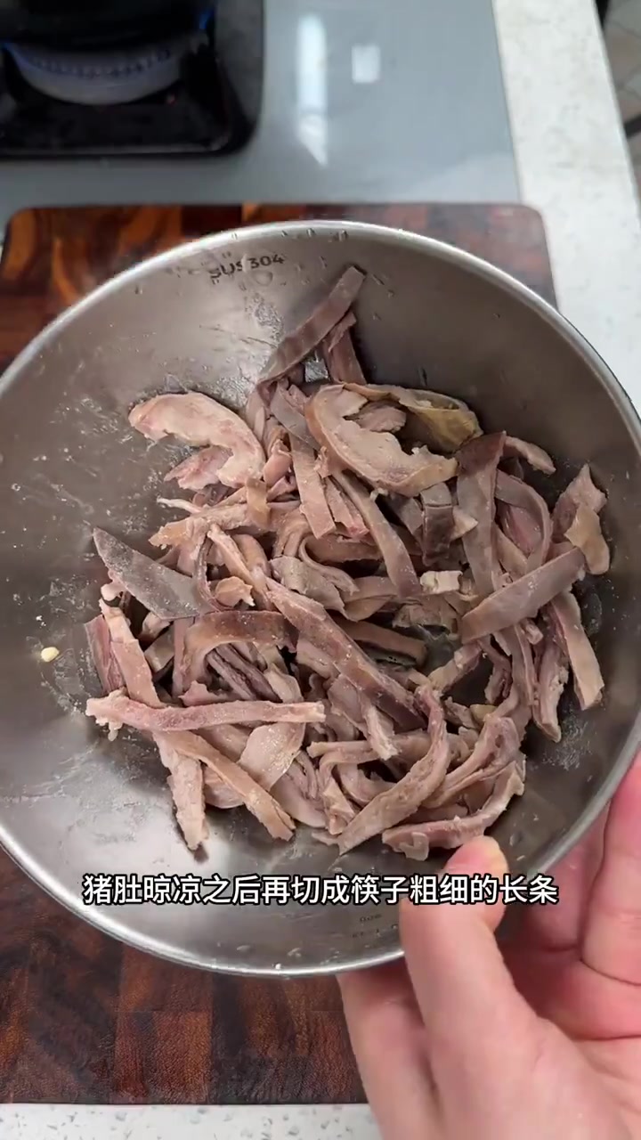 在我们老家农村酒席上有道菜,银条炒猪肚