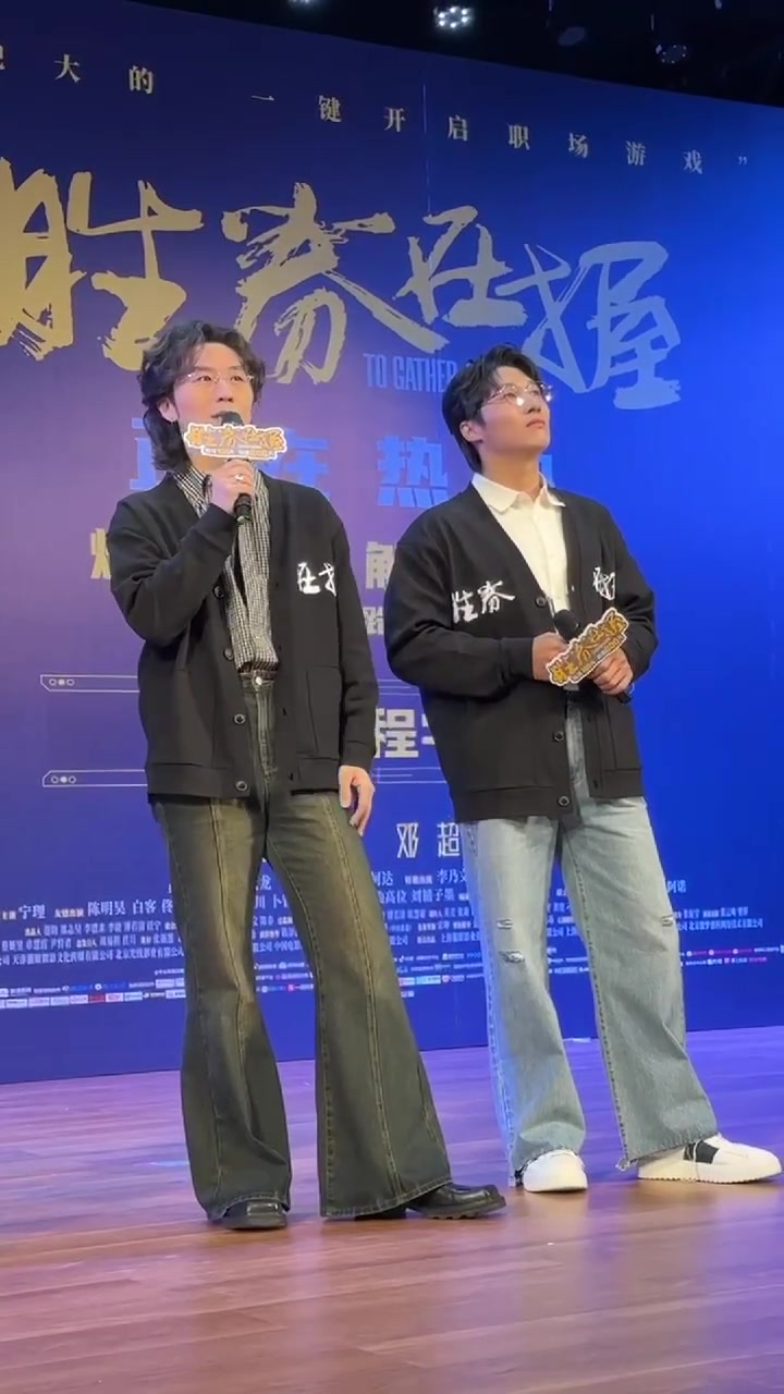 路演现场,导演 子墨_布拉德皮蛋 谈及影片的职场背景时表示,编剧 里八神 在调研的过程中积