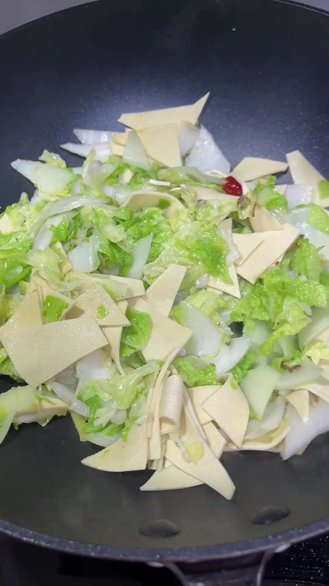 炒扁豆,洋葱酸菜青红辣椒炒鱿鱼,白菜炒百页,老鸽子炖汤,太老了,压力锅都没炖烂