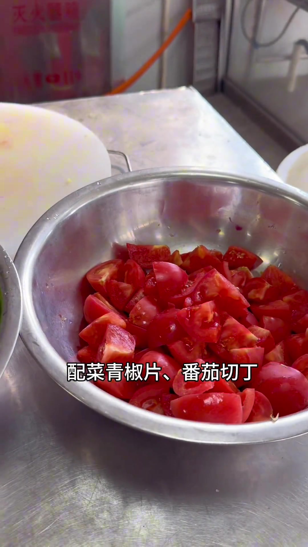 食堂大锅菜 分享一道既简单,又好吃的开胃素菜《茄汁土豆片》,做法简单,先把土豆片焯水,在搭