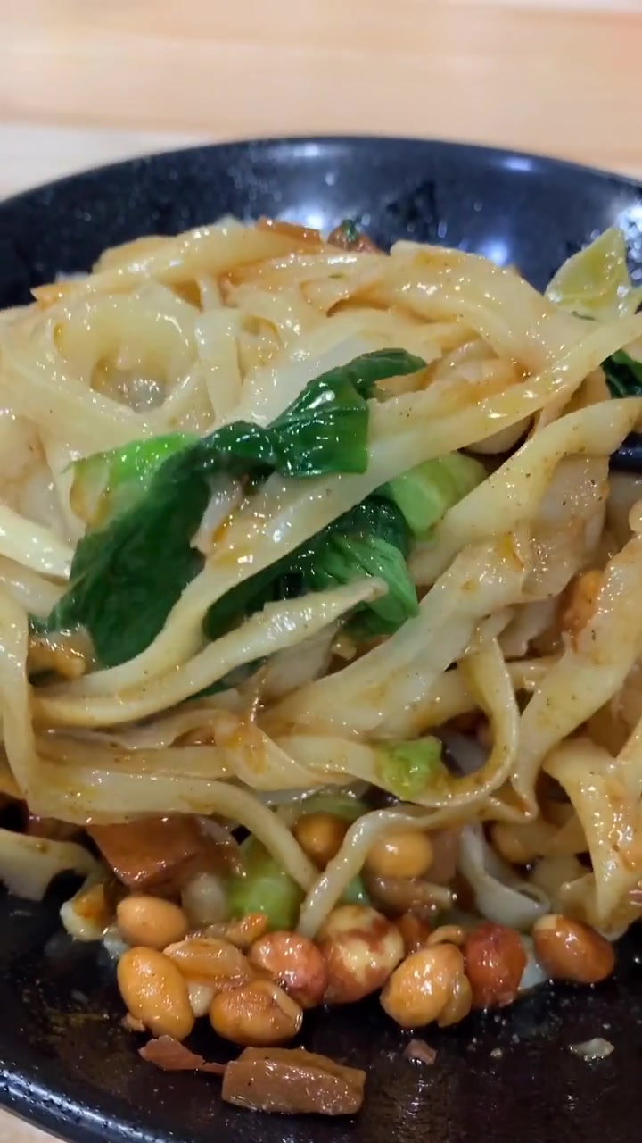 位置:育才大街175号～粉丝推荐他家油泼刀削面,西红柿炒刀削,不知道你喜欢吃哪种呢?