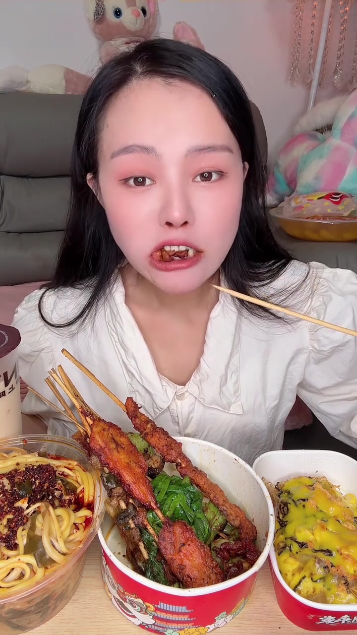 今日份小吃街炸串种类好丰富,每一串做的口感都刚刚好,就是龙虾煎包踩雷,黏糊麻辣烫