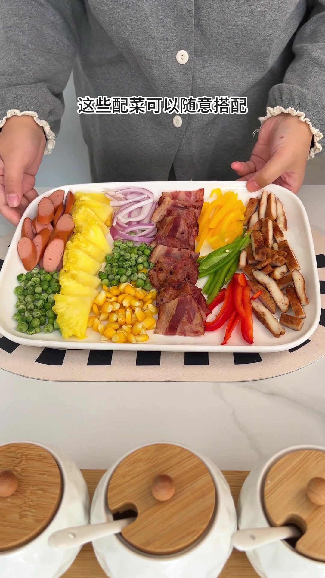 不用揉面,用面包片就能做的懒人披萨。烤箱空气炸锅都可以。馅料多多超满足懒人披萨