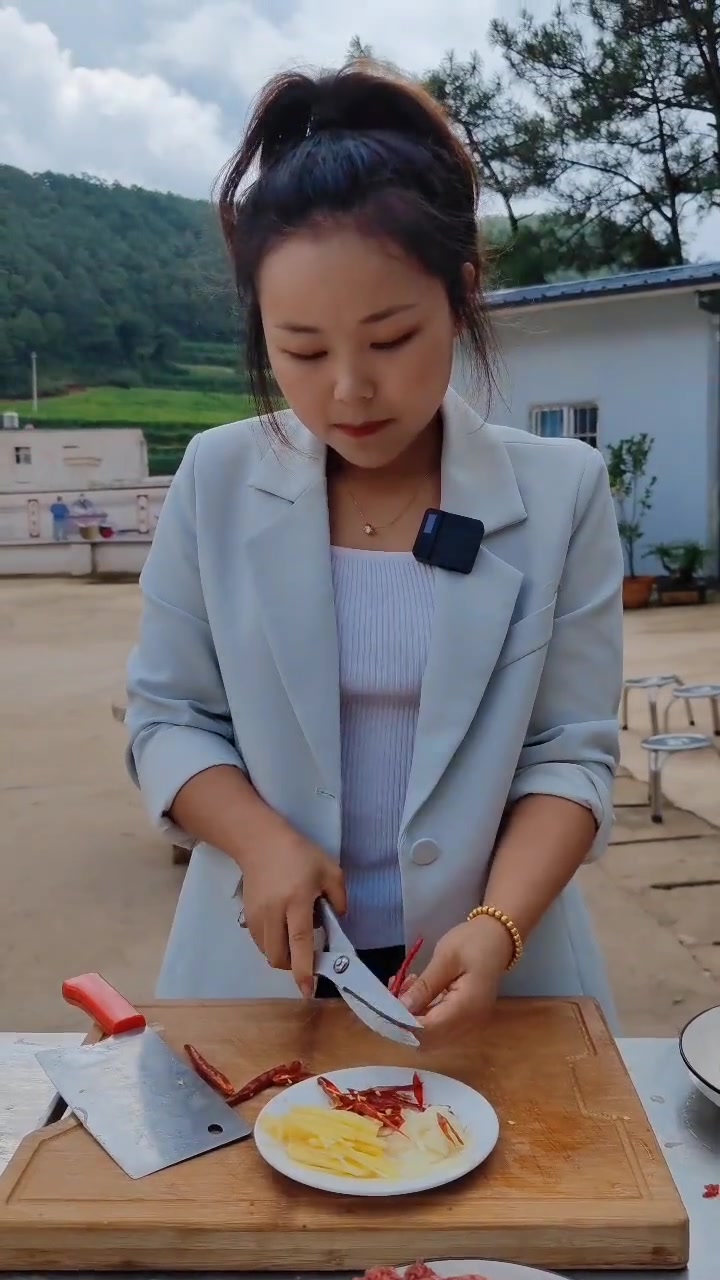 自己腌的酸笋配上牛肉丝,能吃好几碗饭!