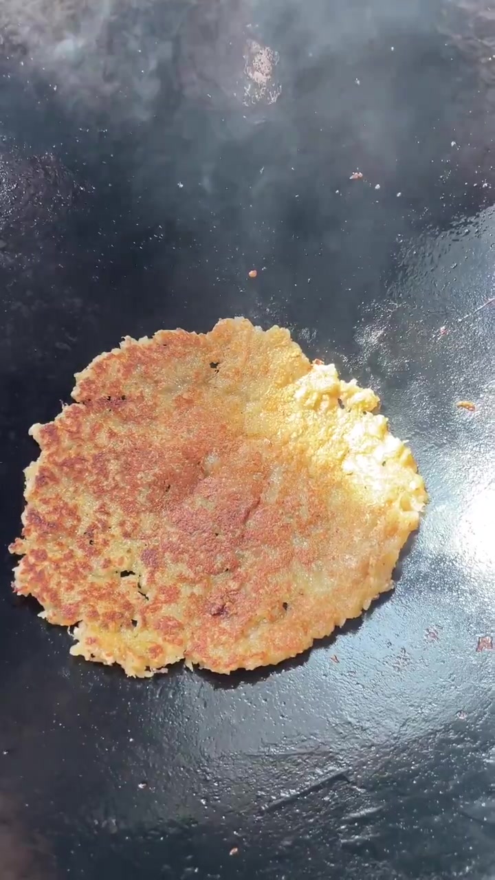 今天做地方特色美食《洋芋粑粑炒腊肉》