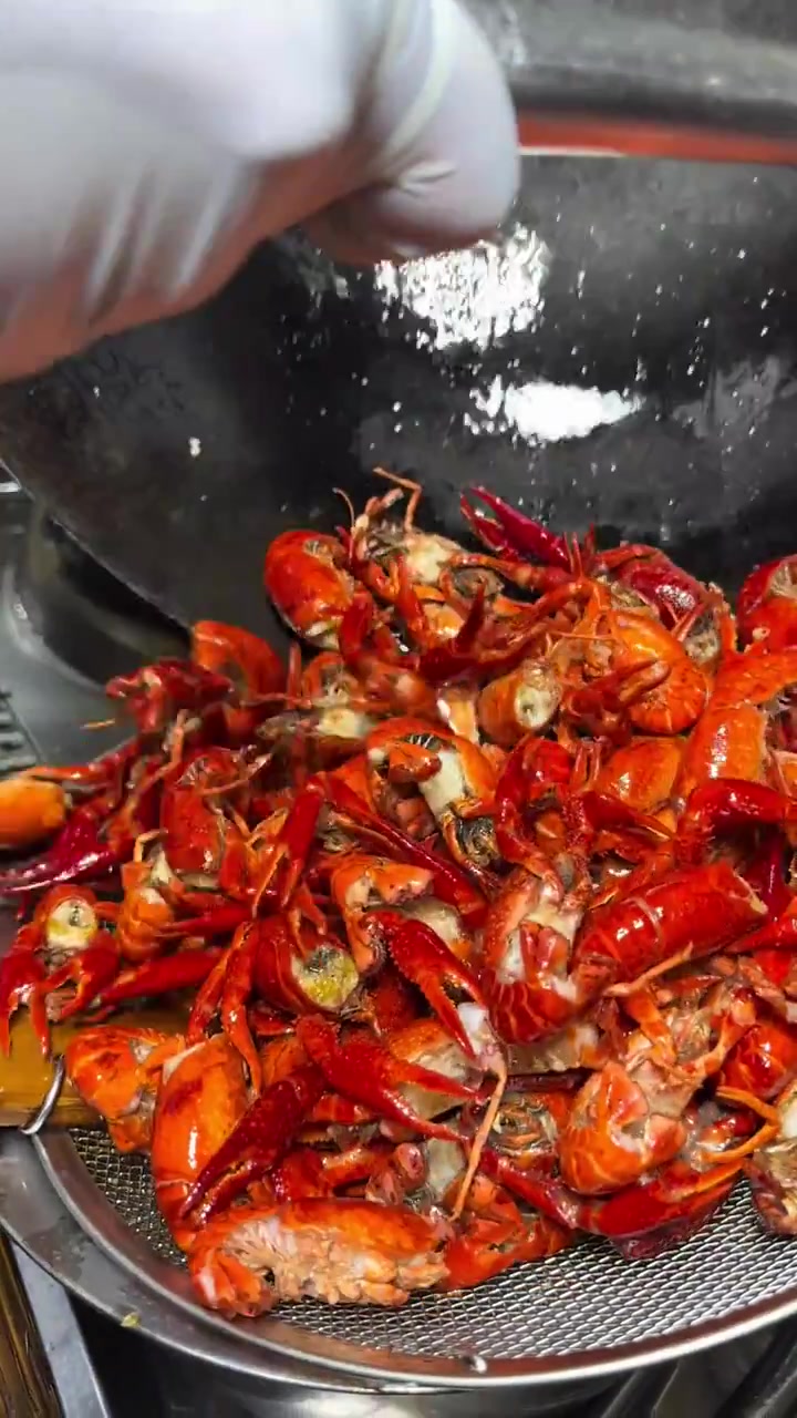 金蒜小龙虾 唯美食不能辜负