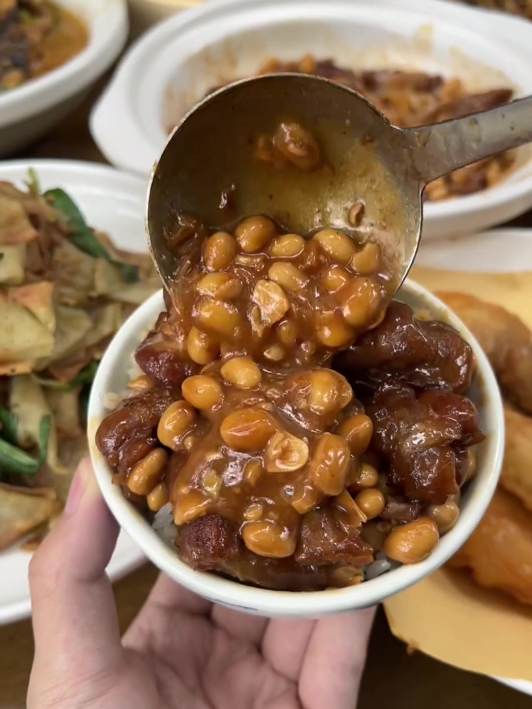 武汉不起眼但好吃的小店……咸蛋黄鸡翅、牛肉炒豆丝还有黄豆焖猪蹄都好好吃!武汉美食