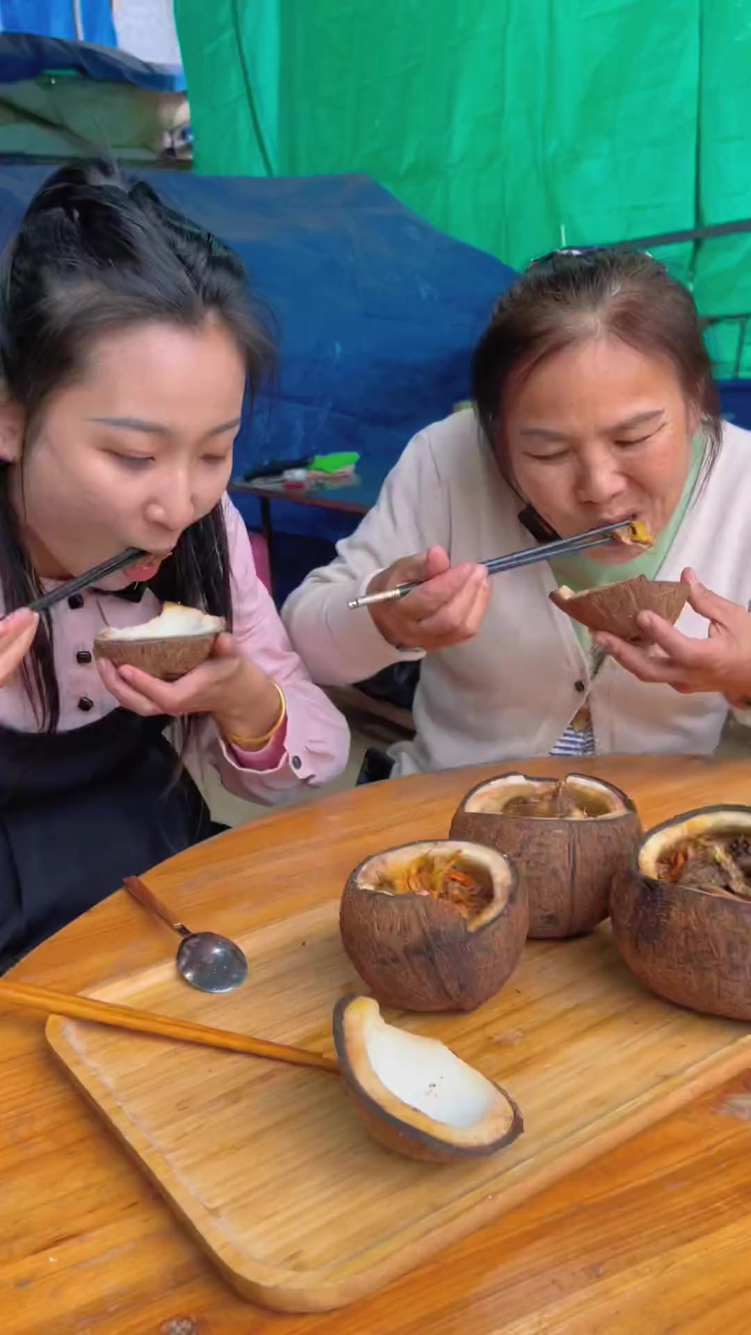 海南一下子降温太冷啦,和老妈在家炖个椰子鸽汤暖一暖身子