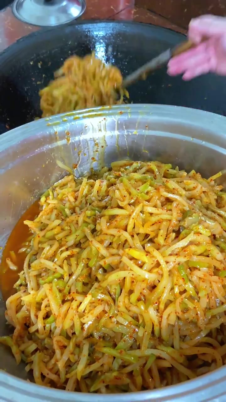 一般市场的榨菜丝都是甜的,我们做的只有咸辣