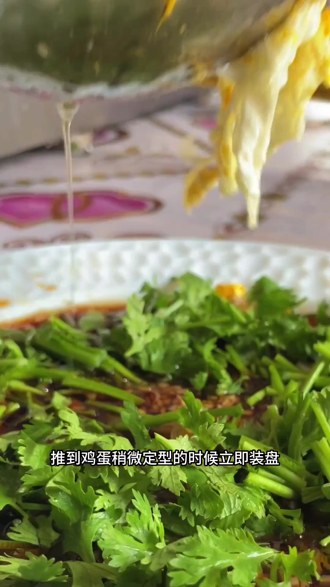 做一道蟹黄蛋,给86岁的朱奶奶尝尝。