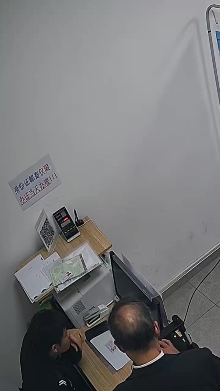 “你帮我们付钱,我们咋好意思哦,谢谢你,小伙子!”辅警李波拿出自己的手机帮两位老人完成缴费