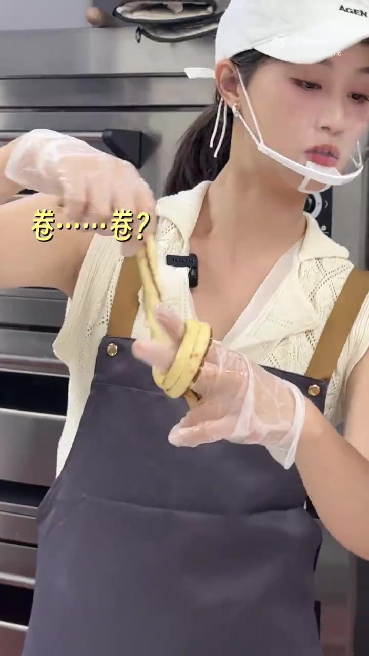 体验面包店打工的一天,和想象中不一样  走进面包后厨,解锁了很多新身份:史莱姆玩家、泥瓦匠
