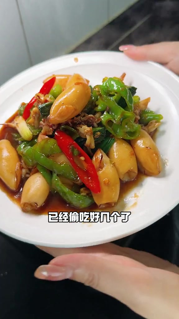 浙江人的晚餐,今天做了凉拌鸡胸肉,青椒炒鱿鱼仔,酸菜山药