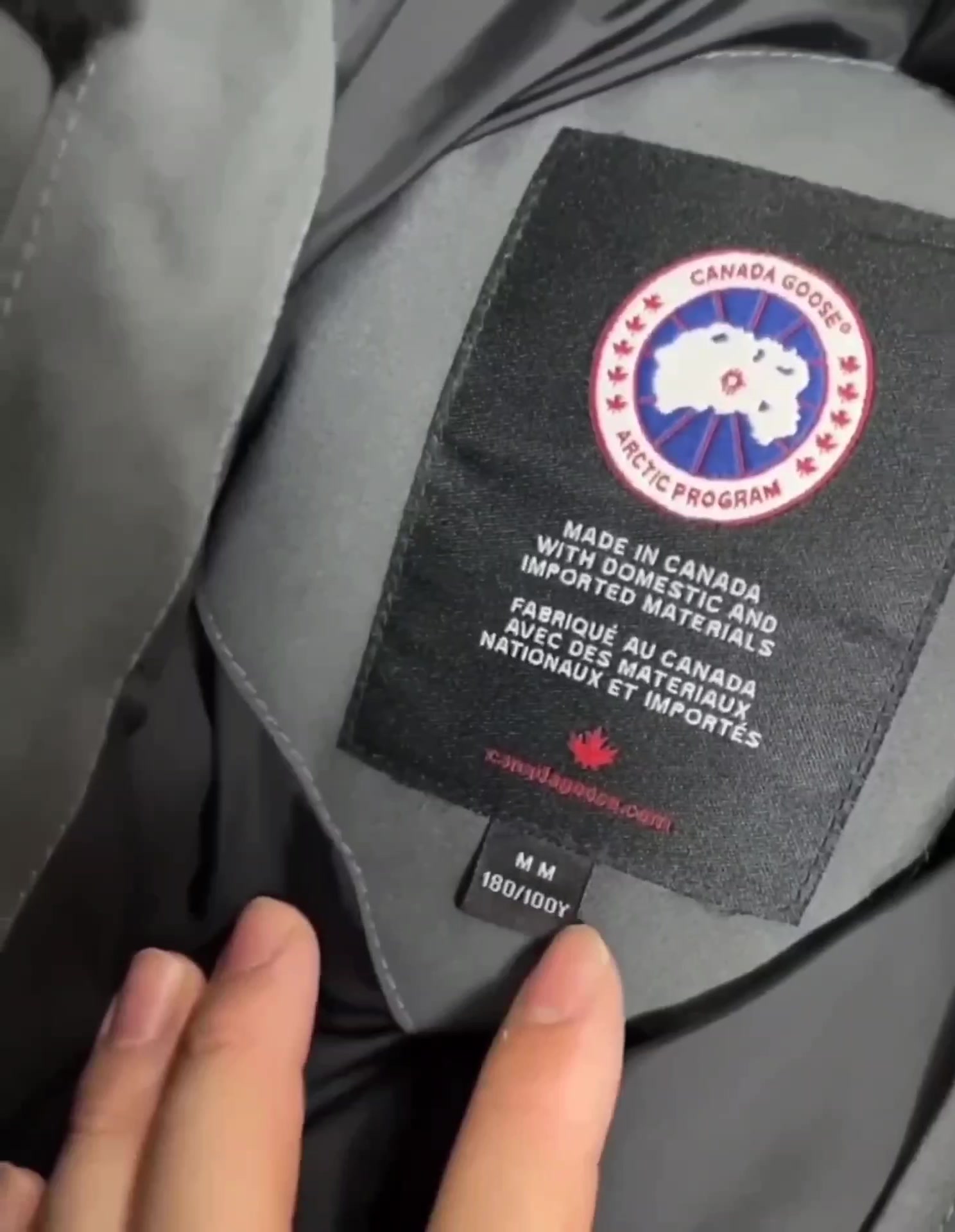 【大鹅羽绒服细节对比】看看质量相差大不大