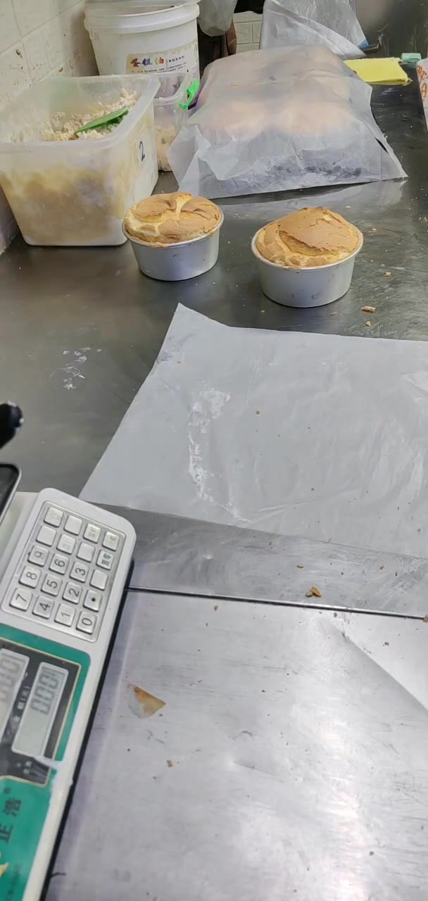 直播间热卖生日蛋糕,精美装饰,超值优惠,快来抢购!