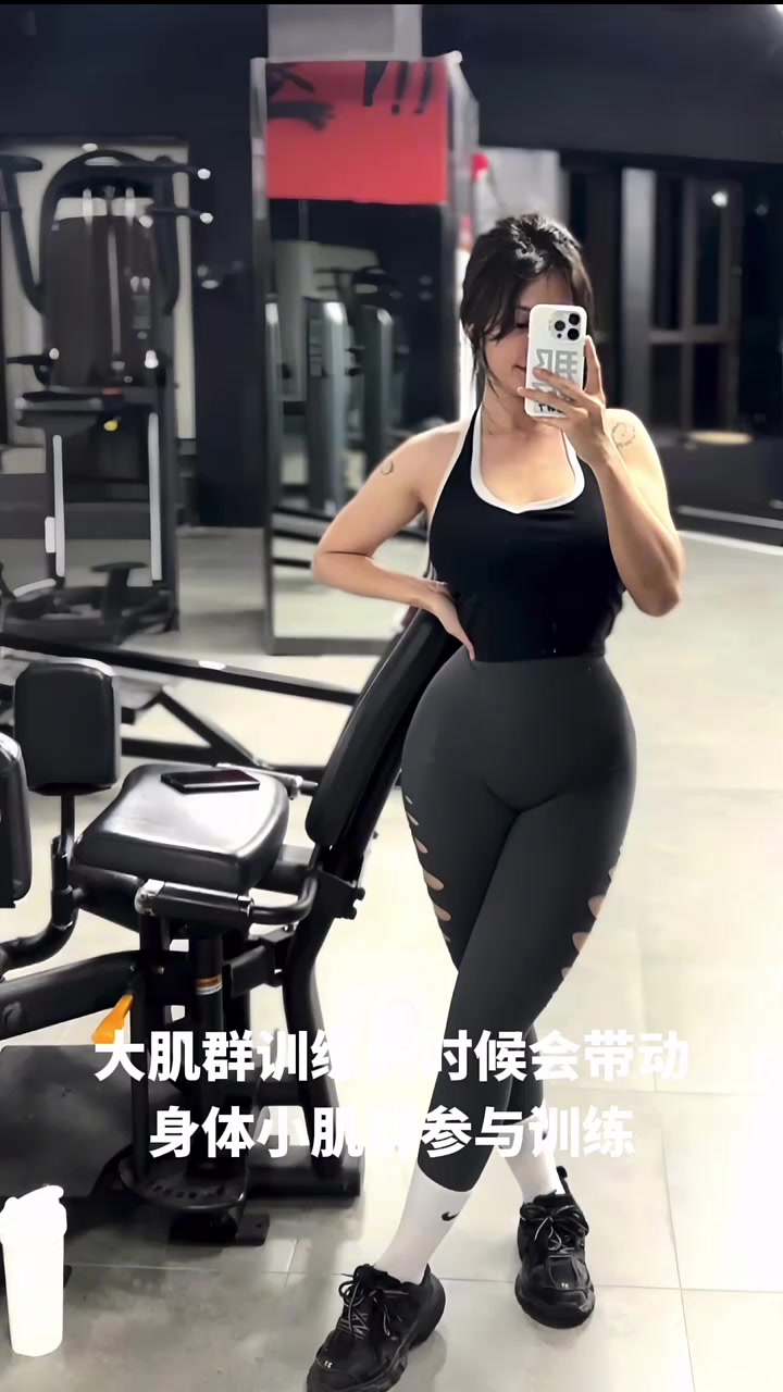 健身训练的时候,不要只关注腹肌、手臂等小肌群的训练,而需要重视大腿、胸肌、背肌的训练,大肌
