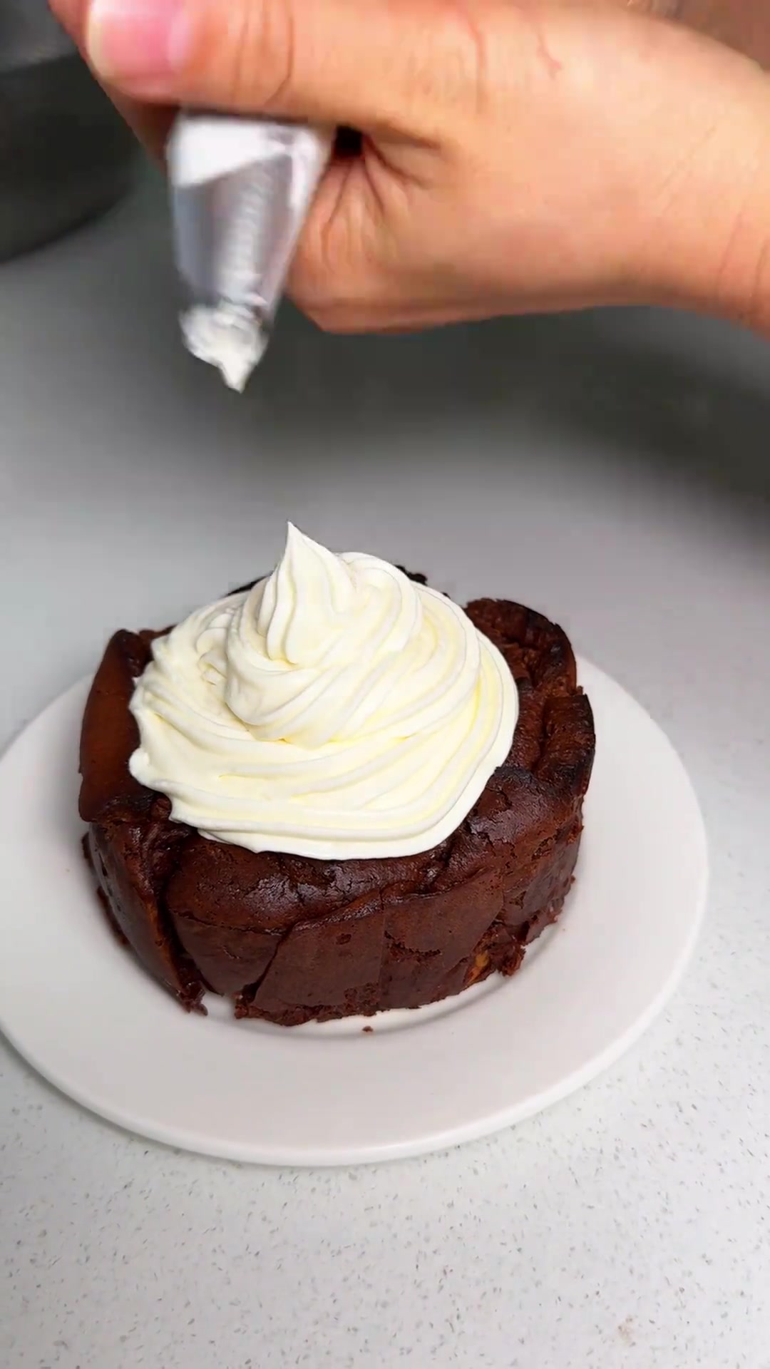 谁能拒绝冬天的第一个车厘子蛋糕,快学起来冬天第一个车厘子蛋糕冬天的第一个草莓蛋糕