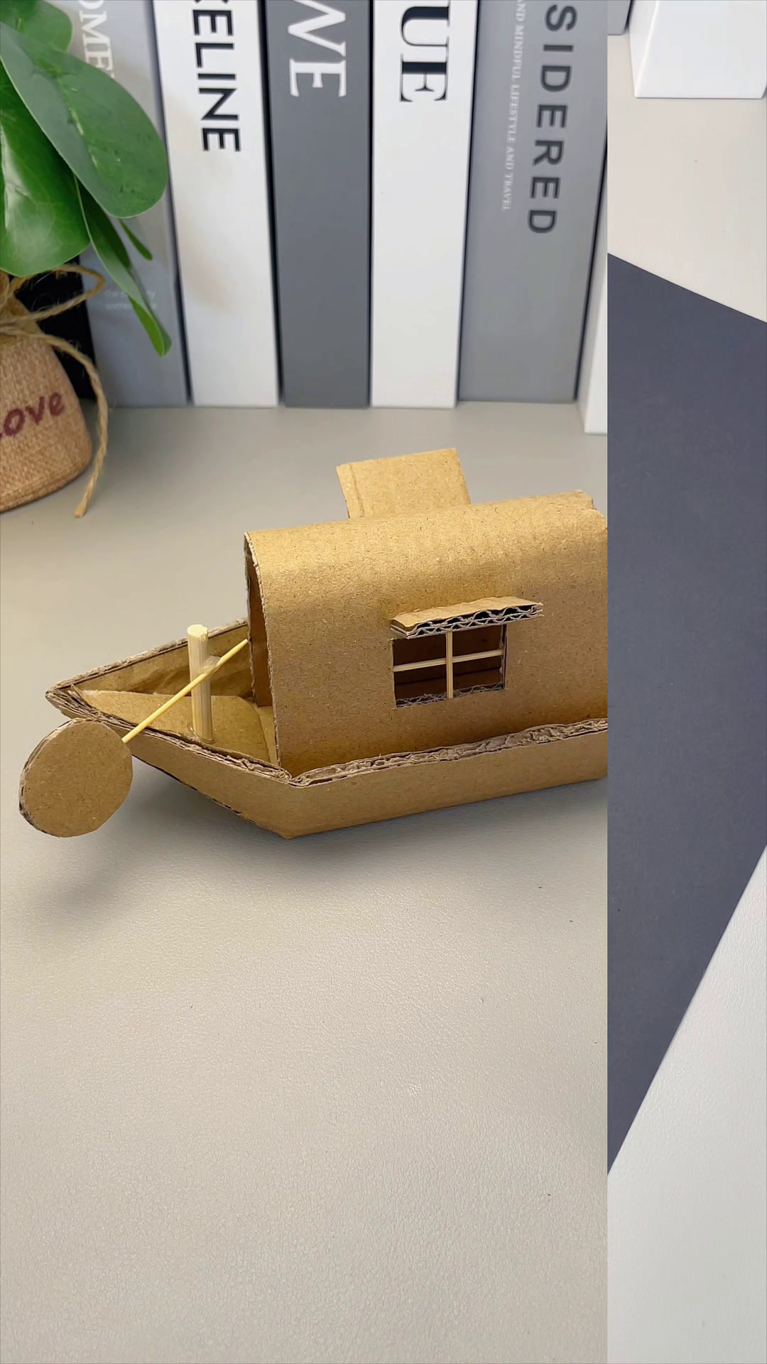 用快递纸箱制作乌篷船玩具