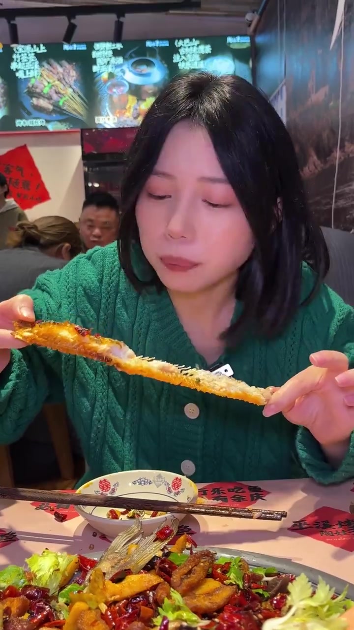 辣子肥肠烤鱼,虽然有点辣,但吃着很香