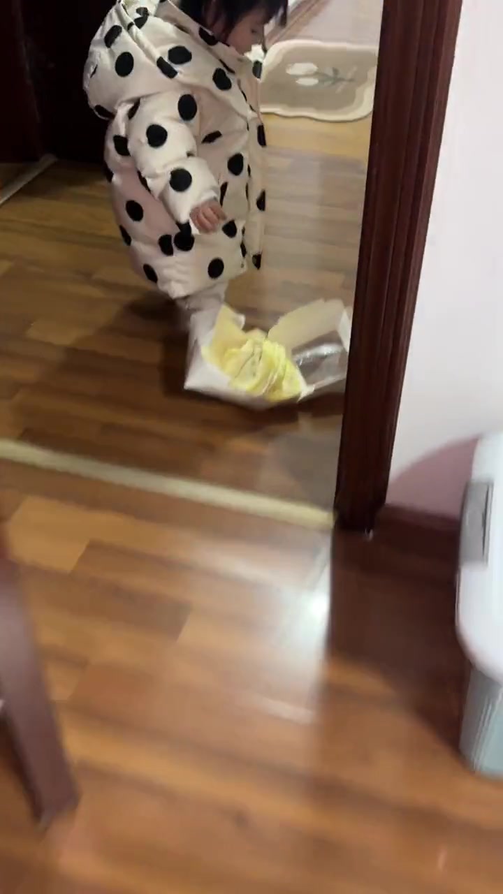 蛋糕掉在地上的时候,看似在安慰孩子,其实是在拯救小时候的自己