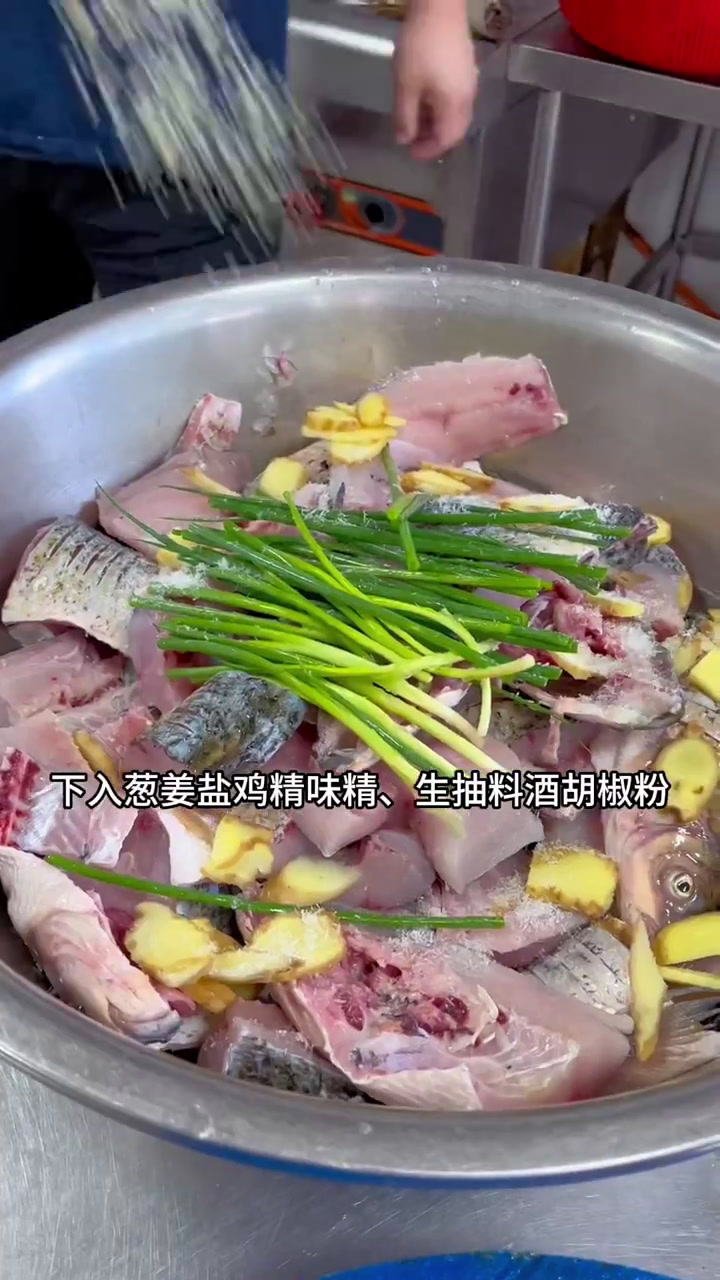 《剁椒蒸草鱼》做法简单,鲜嫩开胃非常下饭