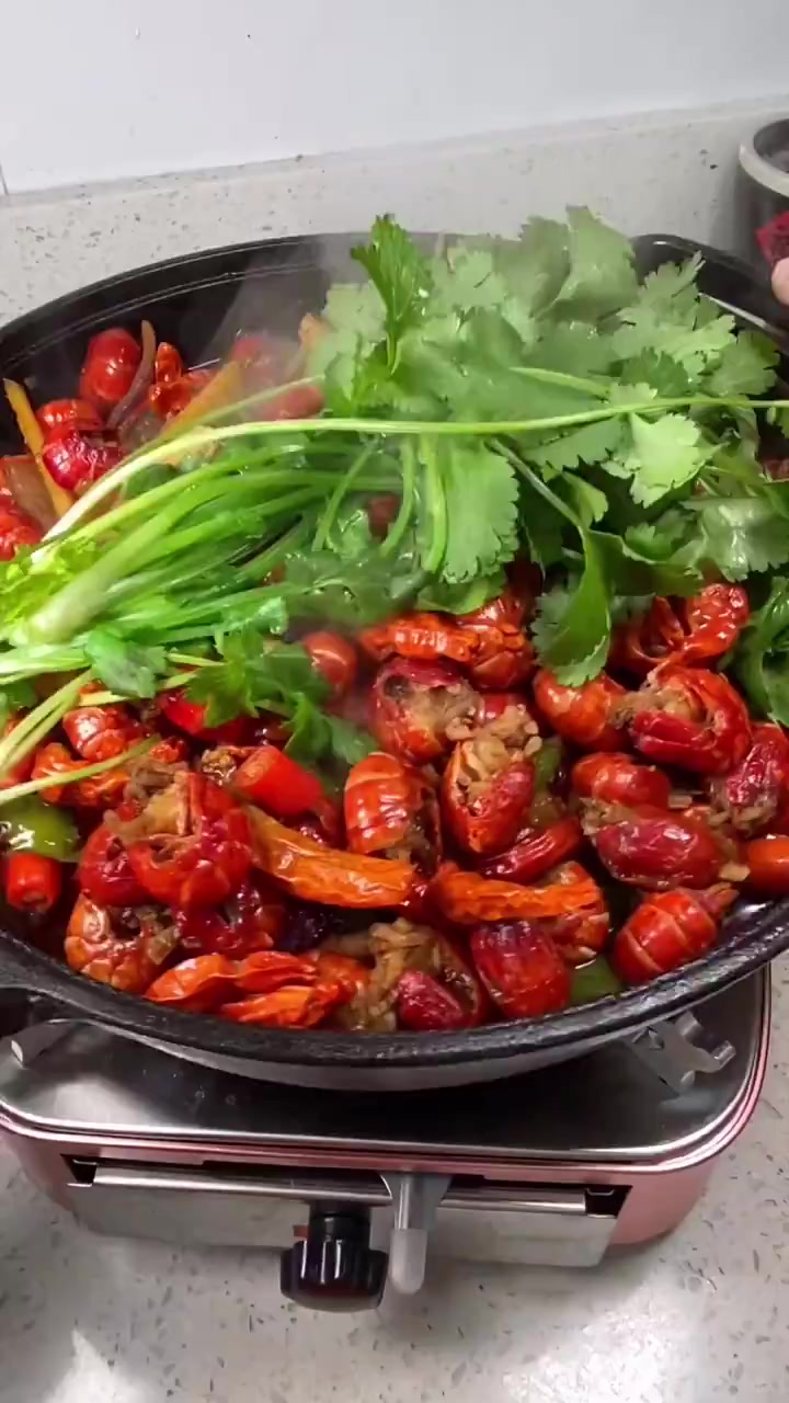 今天分享一个干锅麻辣虾尾的家庭版做法