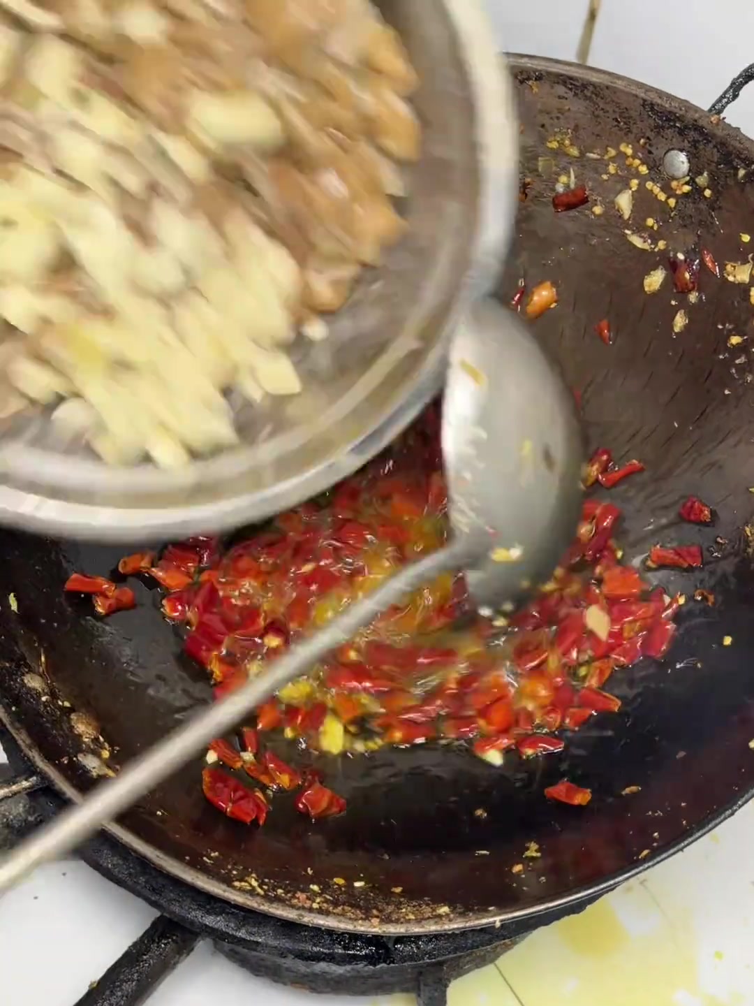 在重庆我最怕倒闭的苍蝇小店舌尖上的非遗美食 省饭课代表 爆炒肥肠 重庆美食
