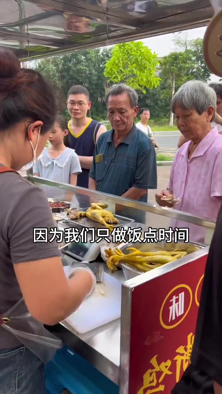 当初不顾家人的反对摆摊做手撕鸡