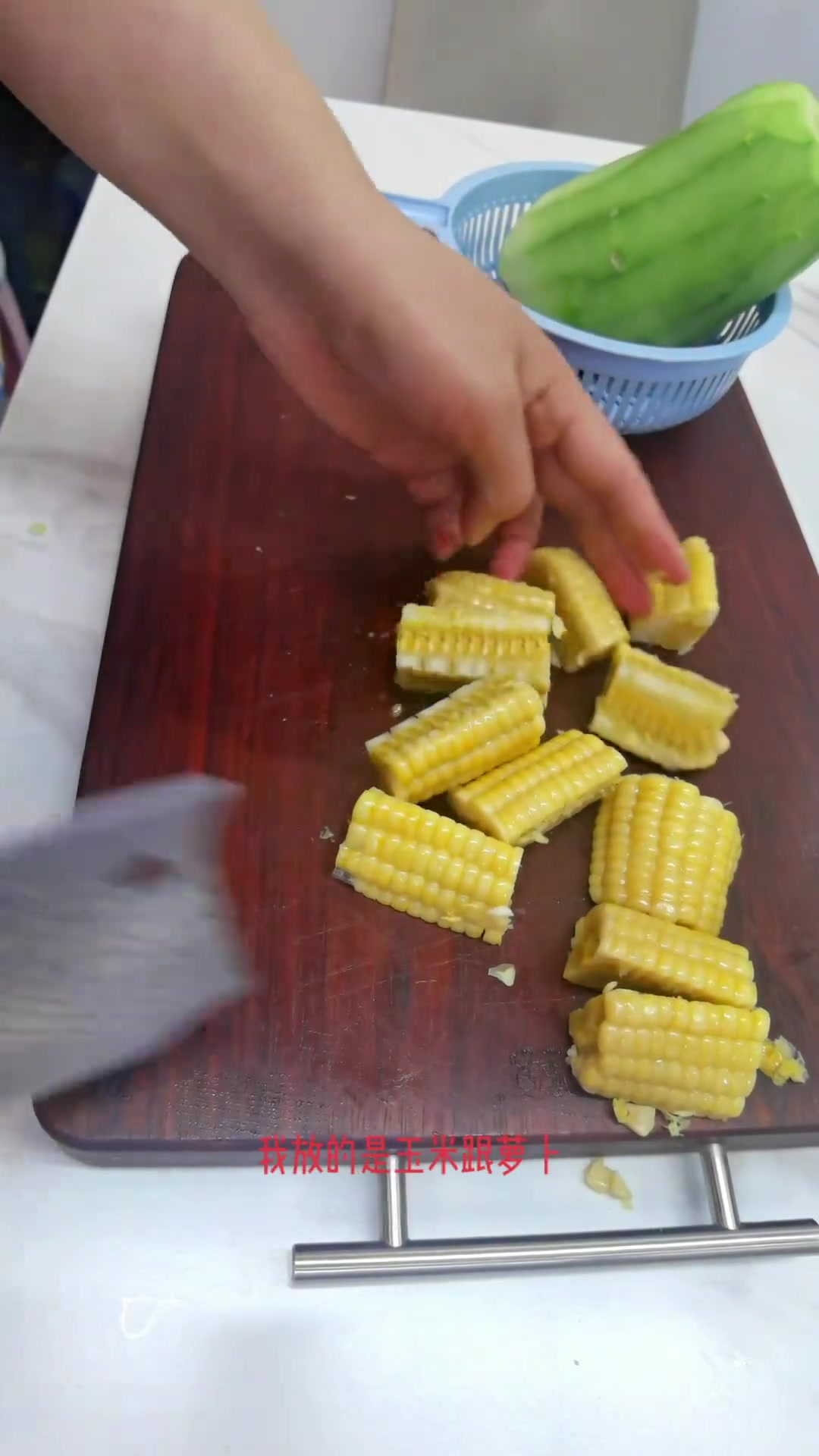 继续清理冰箱;整个铁锅炖贴杂粮饼子吃～