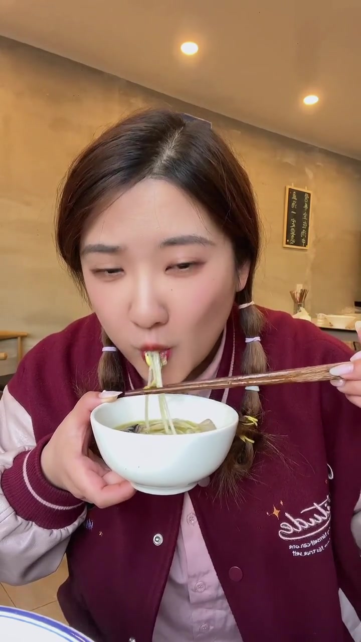 这家纯鱼汤米线藏得真的很深的!不说了 嗦粉去了