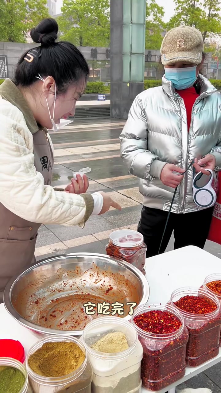 这个边牧小狗狗非常喜欢吃我们的霉豆腐,说明我们味道比较好