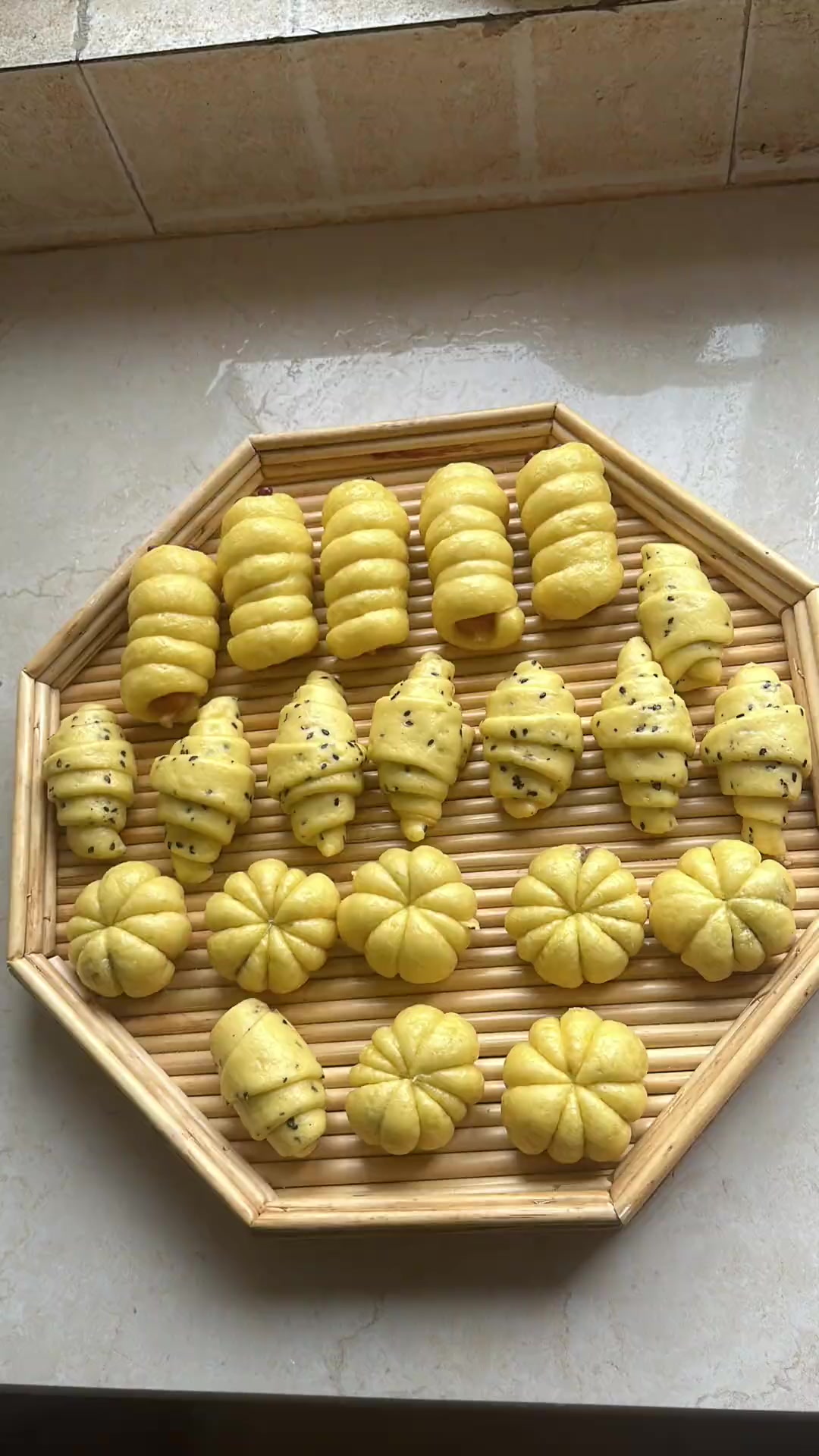 今天给小朋友做了好吃的南瓜花样小馒头,小朋友吃的真开心呀