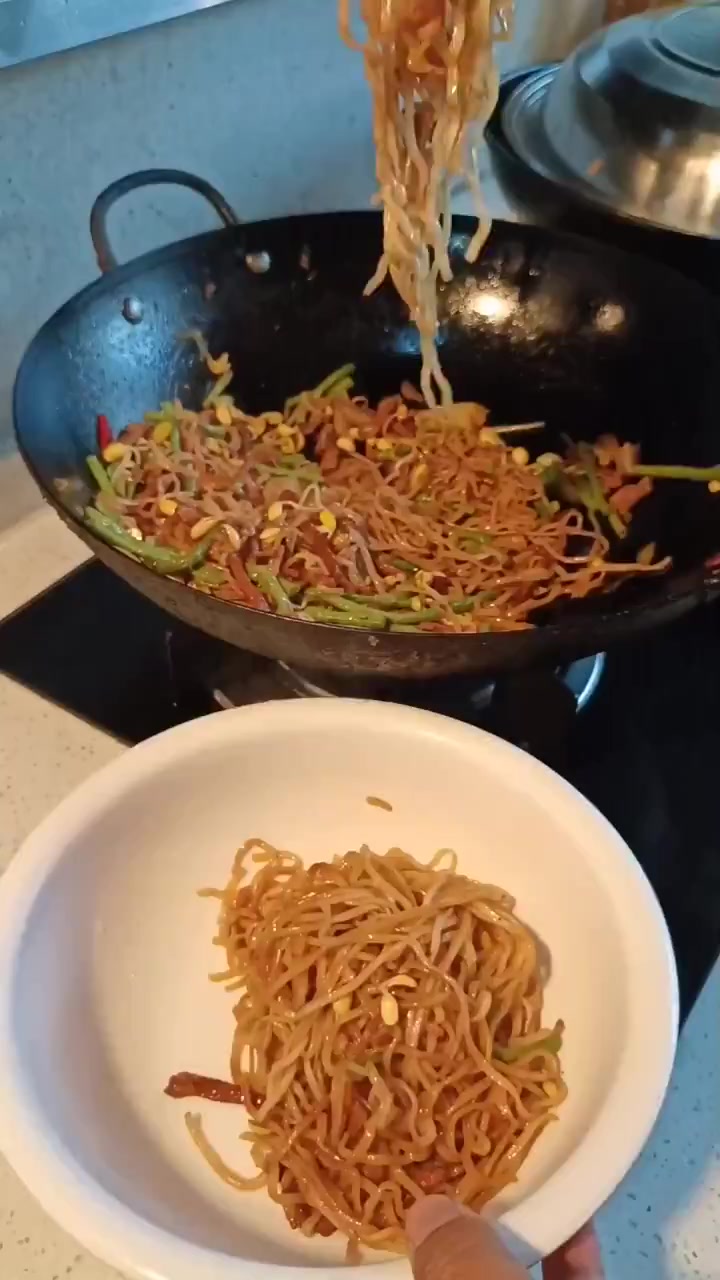 炒面一份,汤一碗,简单家常又一餐