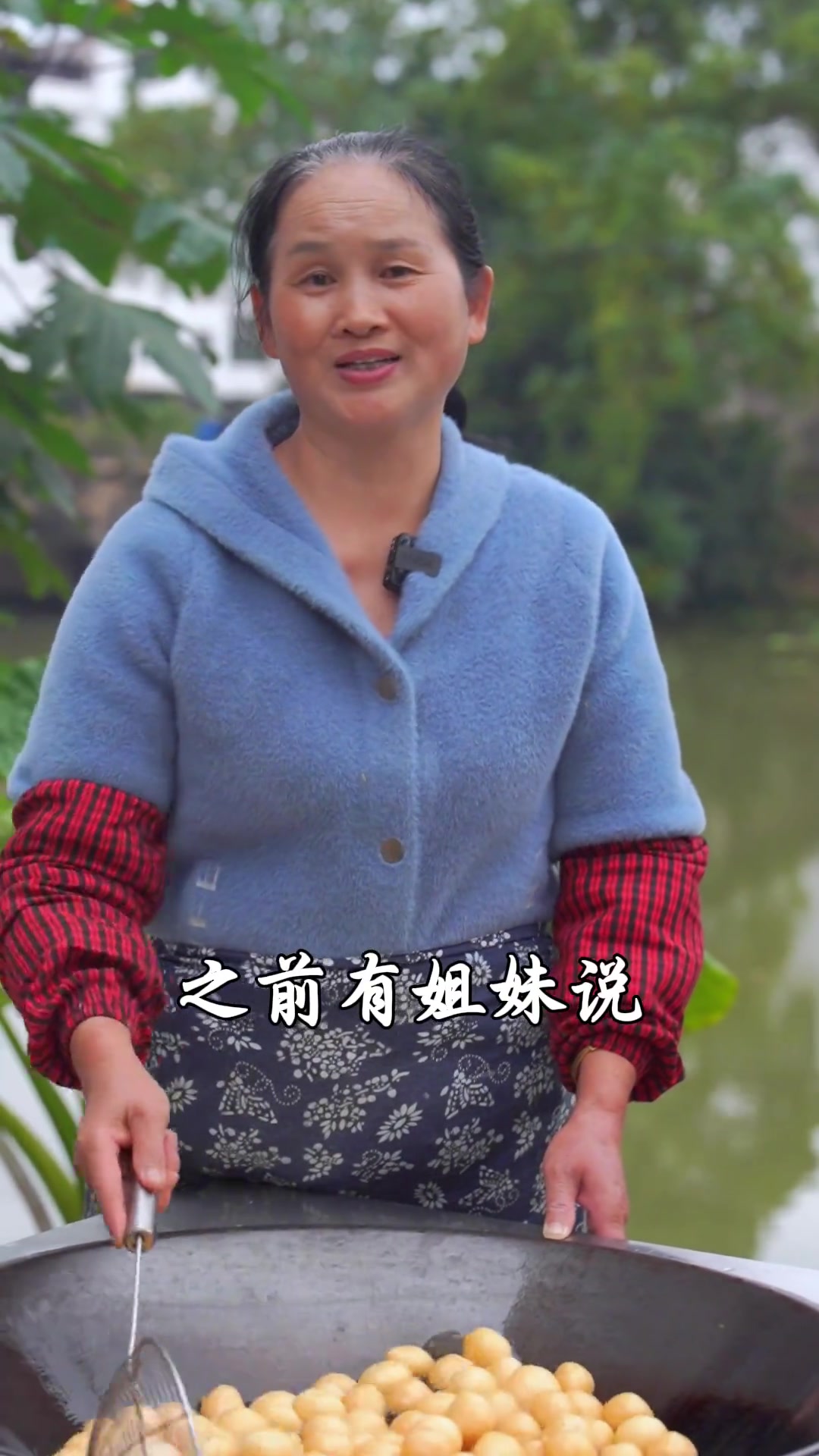 用鱼做了个“金元宝” 不仅具有特色 而且味香浓郁 用一条鱼做一道当地特色:炸鱼饼