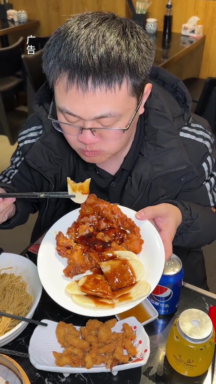 过年来南京路玩怎么能少得了蟹粉拌面