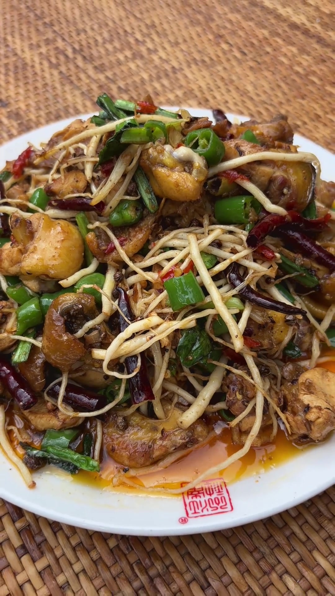 上热门 撇菜根炒鸡的做法 云南美食 傣味美食 谁能拒绝一锅热乎乎的美食