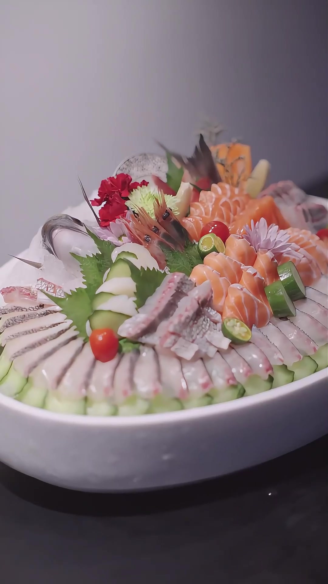 当然可以省钱啊!好吃不贵的三文鱼刺身拼盘~确实得打着灯笼找