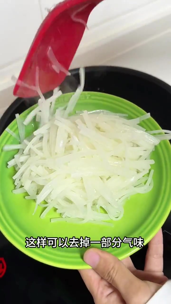 只需要两种食材就能做的萝卜丝煎蛋汤,受到了全家人的一致好评