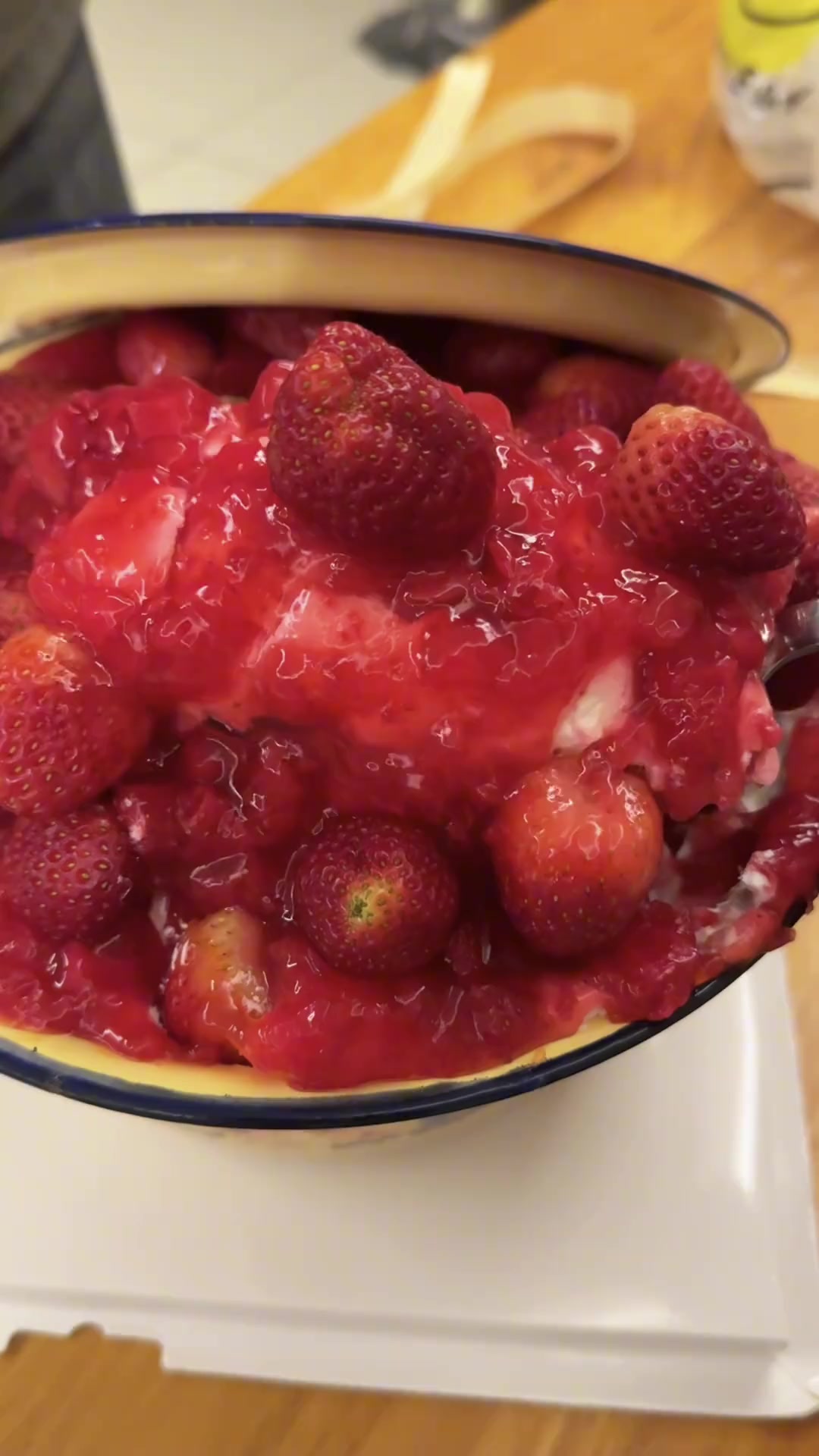 老公买的!搪瓷盆草莓蛋糕!冬天的第一个蛋糕吃上了 吃草莓的仪式感 草莓蛋糕 安