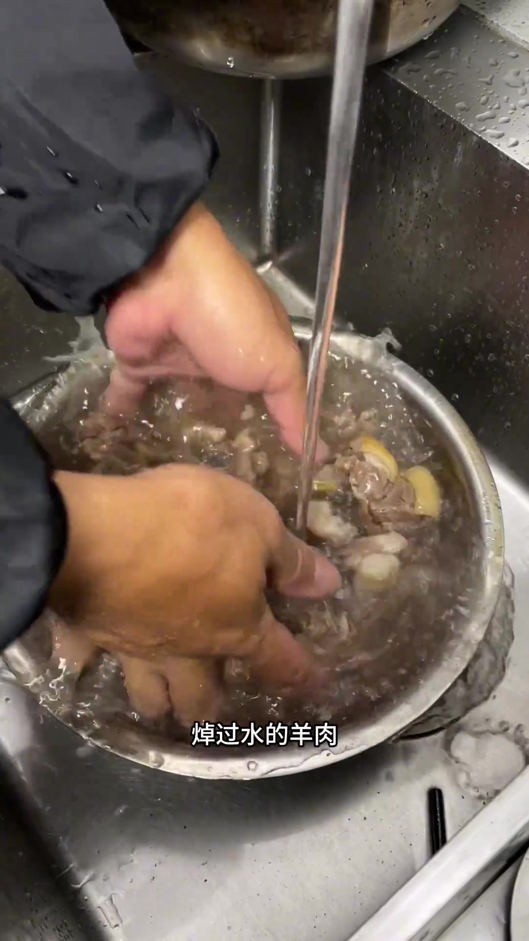 天气冷了,喝上一碗这个比牛奶还白的鱼羊鲜,汤又鲜又白,喝起来太舒服了做菜我是认真