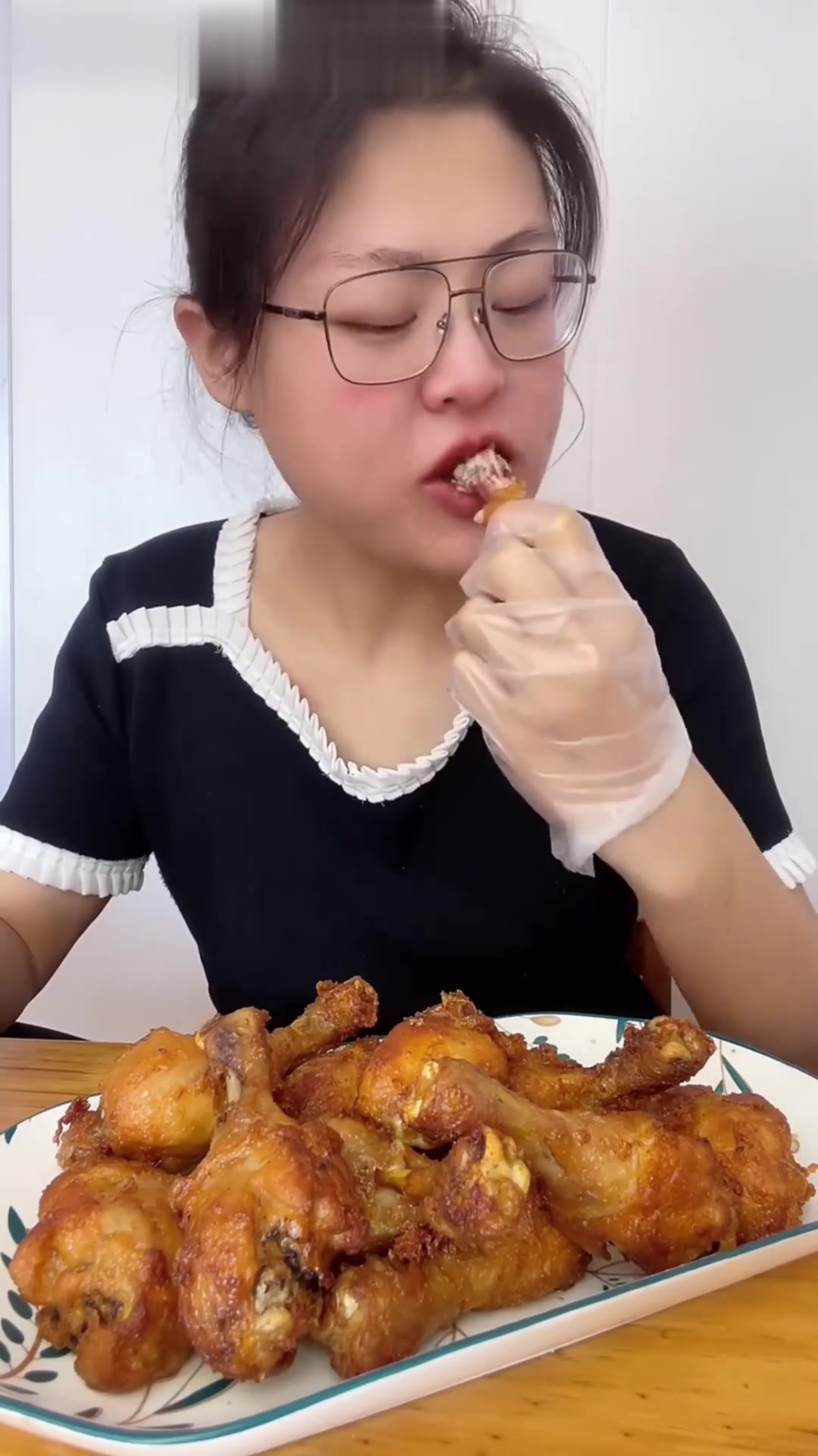 噔噔噔噔～三大爷一天开始了!今日菜单预览 -锅贴_芦笋卷_鸡腿_油炸臭豆腐_寿司