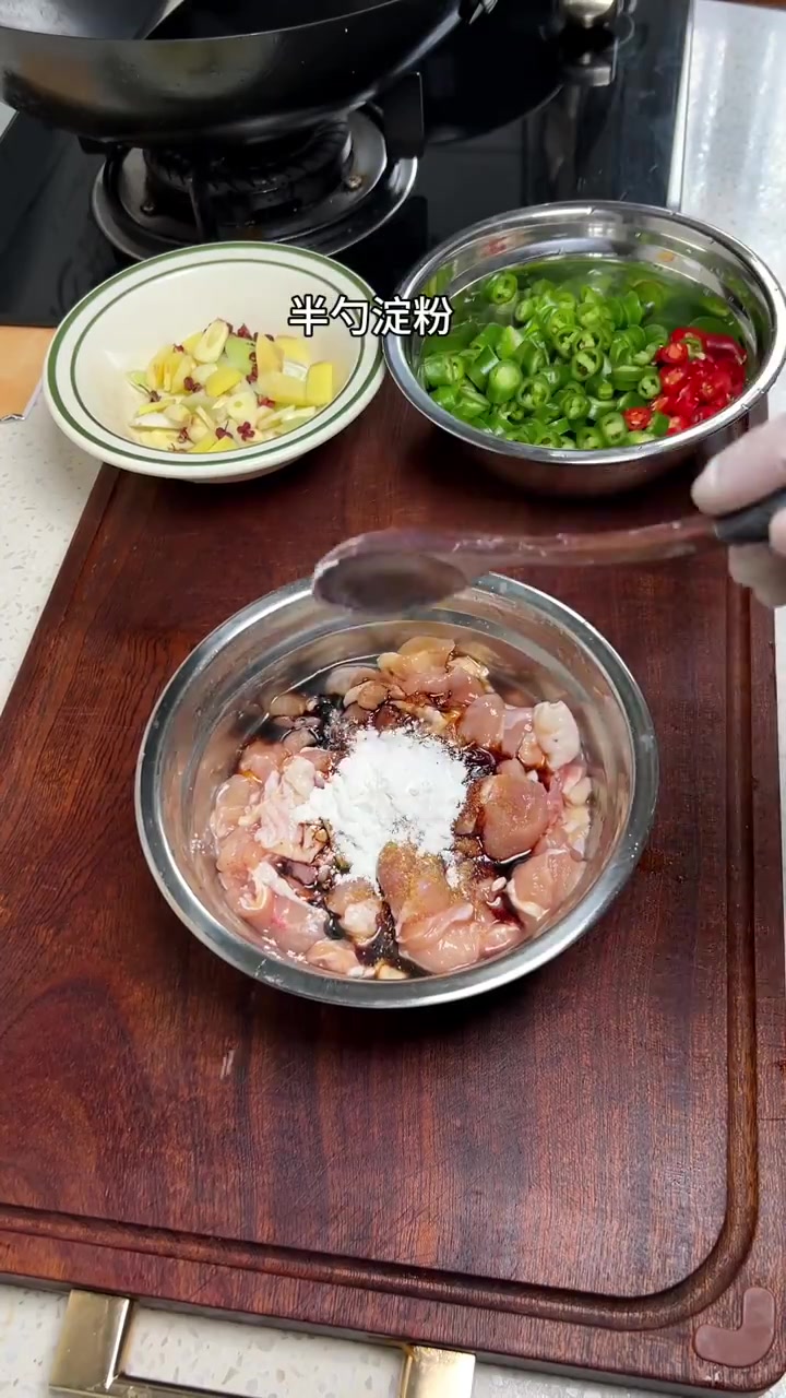 今天做了这个辣子鸡丁,拌饭真的太香了!