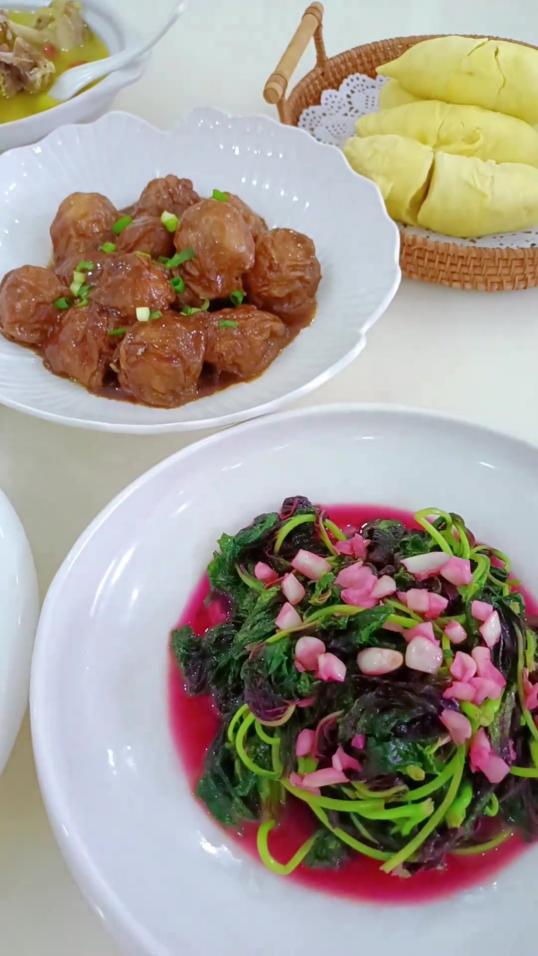 清蒸季花鱼,炒空心菜,油面筋赛肉 炒苋菜,老母鸡汤