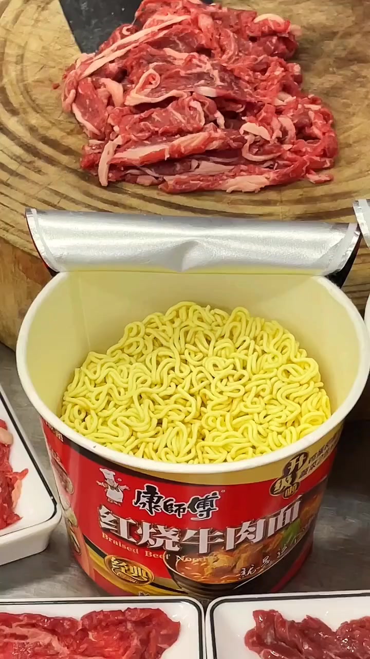 潮汕都这么吃泡面嘛?生烫牛肉面?